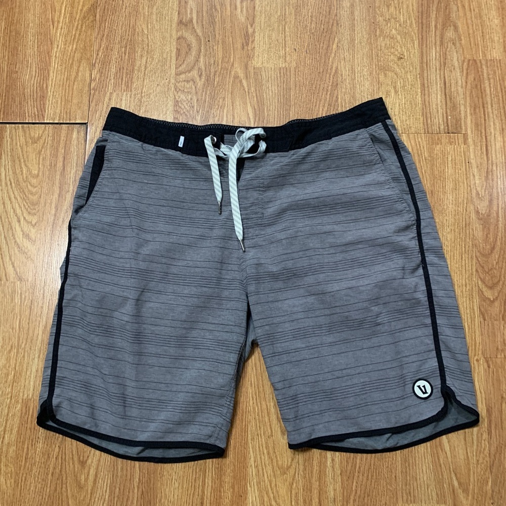 Vuori Cruise Board Shorts Men’s Size 33 Gray Striped Swimming Pool Trunks